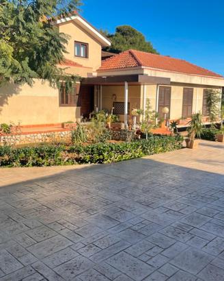 Prestigiosa villa unifam. ampio giardino e piscina