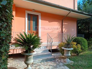 Villetta a schiera di 160 m² con più di 5 locali a