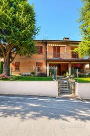 Casa indipendente libera su quattro lati con giard
