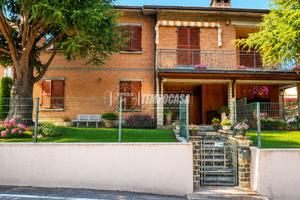 Casa indipendente libera su quattro lati con giard