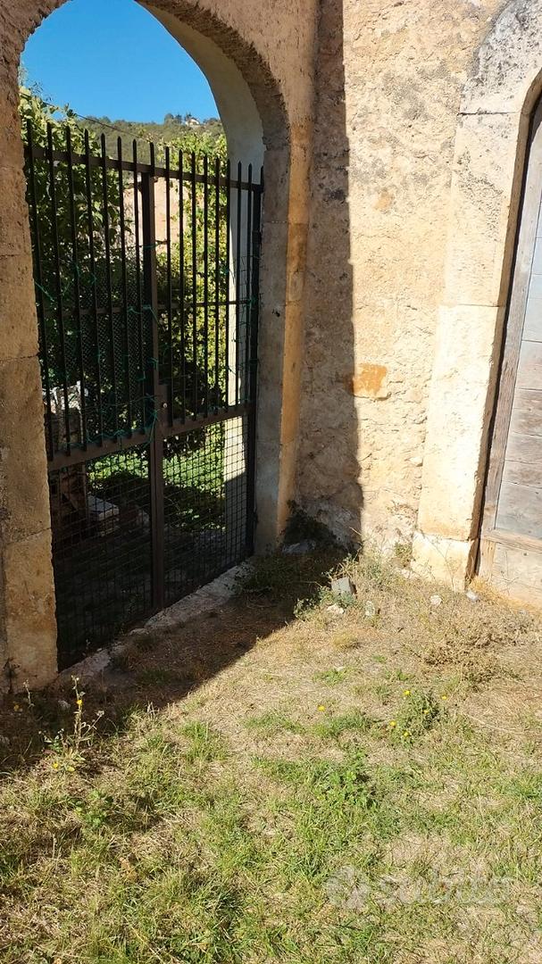 Ampio terreno con rustico in roccia - Vista 5