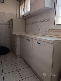 Cucina completa con forno e frigo