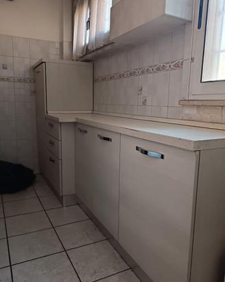 Cucina completa con forno e frigo