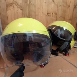 Due caschi per moto