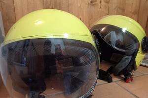 Due caschi per moto