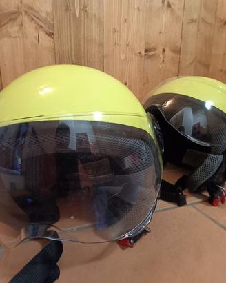 Due caschi per moto