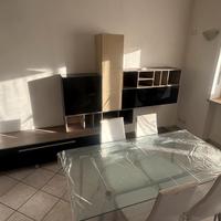 Mobile soggiorno con tavolo in vetro