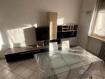 Mobile soggiorno con tavolo in vetro