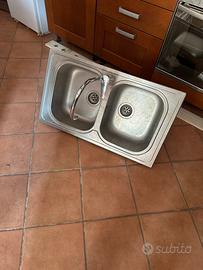 Lavandino due vasche con rubinetto