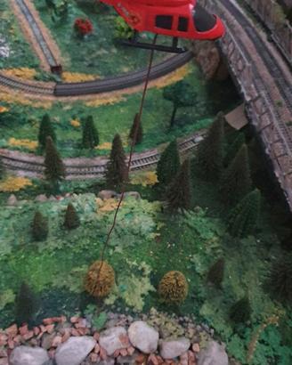 Enorme plastico ferroviario realizzato a mano