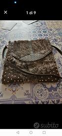 Borsa a tracolla marrone in pelle con borchie 
