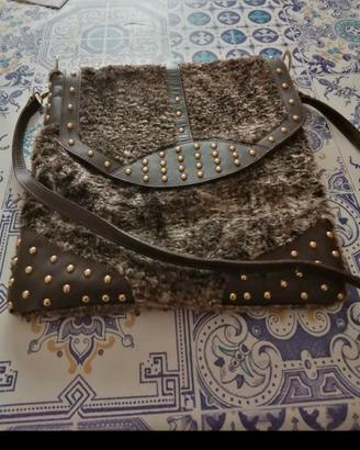 Borsa a tracolla marrone in pelle con borchie 