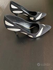 Scarpe nere con inserti bianchi