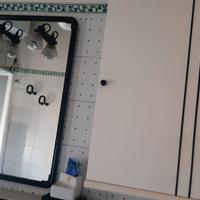 Mobiletti e specchio da bagno