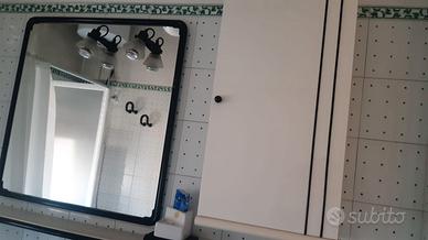 Mobiletti e specchio da bagno
