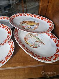 set di n. 5 vassoi ed un porta salse