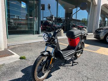 Ciclomotore scooter elettrico KEEWAY EZI MINI