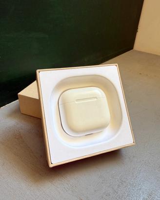 Airpods 4 con base ricarica wireless