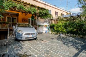 VILLA A SCHIERA A MILANO