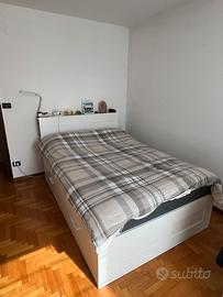 Struttura letto con cassettoni e testiera bianca