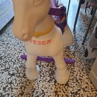 unicorno che camina il corno che si lumina 