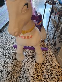 unicorno che camina il corno che si lumina 