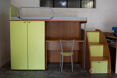 Cameretta a soppalco con letto, armadio, scrivania