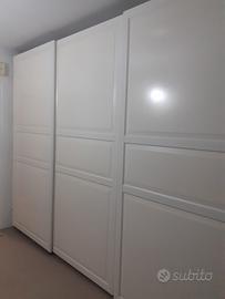 Armadio con ante scorrevoli 