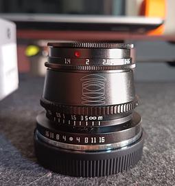 TTArtisan 35mm f/1.4 APS-C MF – Attacco EOS M