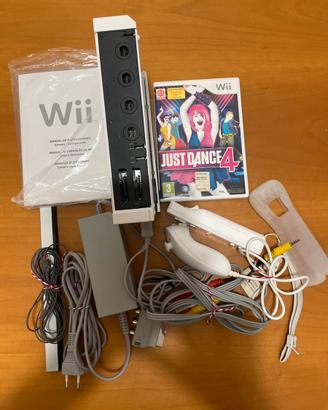 Consolle Nintendo wii con sensor bar e un gioco