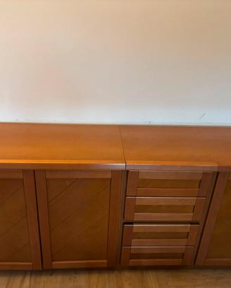 Credenza bassa in legno color ciliegio