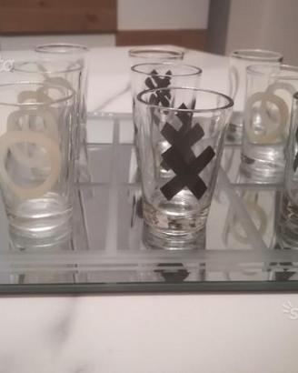 Tavola gioco bicchieri liquori