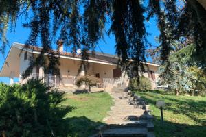 Villa bifamiliare 220 Mq totali, 2 appartamenti,