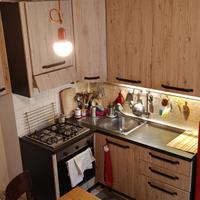 Piccola cucina con frigorifero