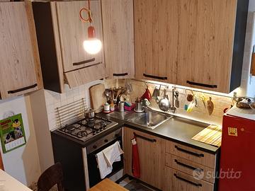 Piccola cucina con frigorifero