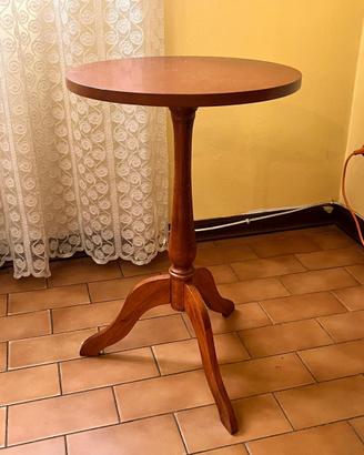 Tavolino rotondo con tovaglietta