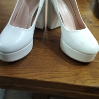 Scarpe bianche da donna con il tacco