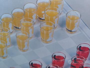 gioco degli scacchi con bicchieri