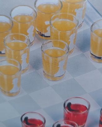 gioco degli scacchi con bicchieri