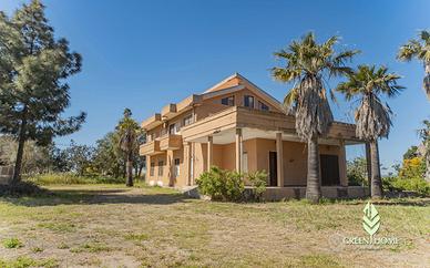 Pressi Poetto, villa su lotto di 11.000 mq
