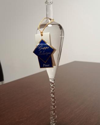 Grappa in bottiglia di vetro artistica