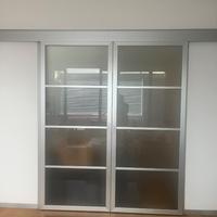 Porte scorrevoli in vetro e alluminio