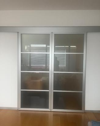 Porte scorrevoli in vetro e alluminio