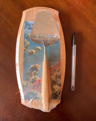 TAGLIERE IN LEGNO CON RASCHIETTO PER FORMAGGIO