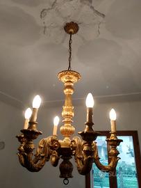 Lampadario in legno dorato a sei bracci