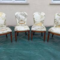 Quattro sedie imbottite con gambe in legno