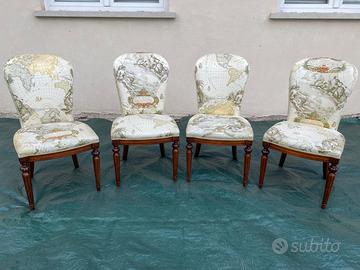 Quattro sedie imbottite con gambe in legno