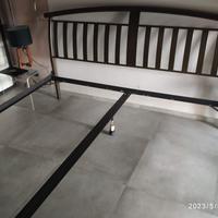 struttura letto king in metallo con spalliera