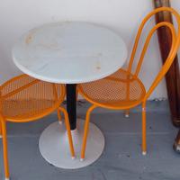 tavolino smontabile con sedie gialle 