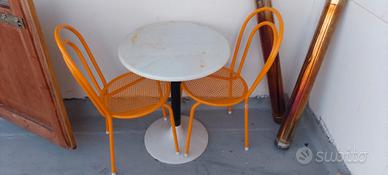 tavolino smontabile con sedie gialle 